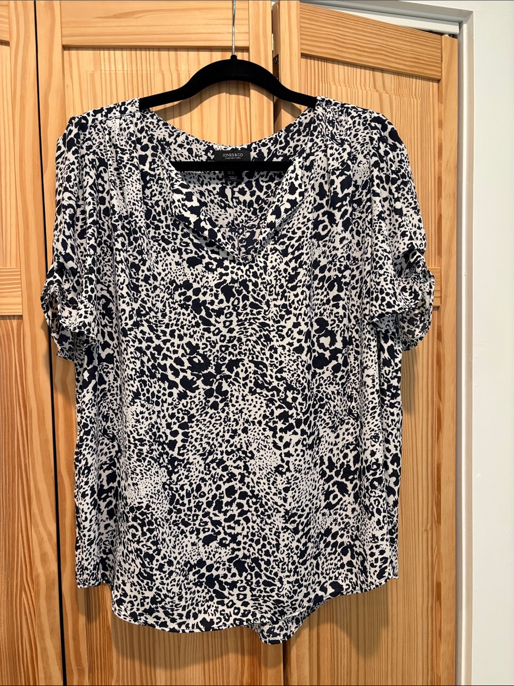 Jones New York Navy and White Animal Print Short Sleeve Blouse